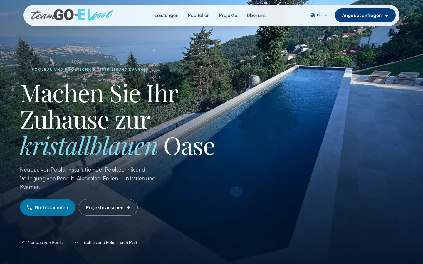 Die Website von Goel Pools: ein Infinity-Pool über dem Meer, Überschrift über eine kristallblaue Oase