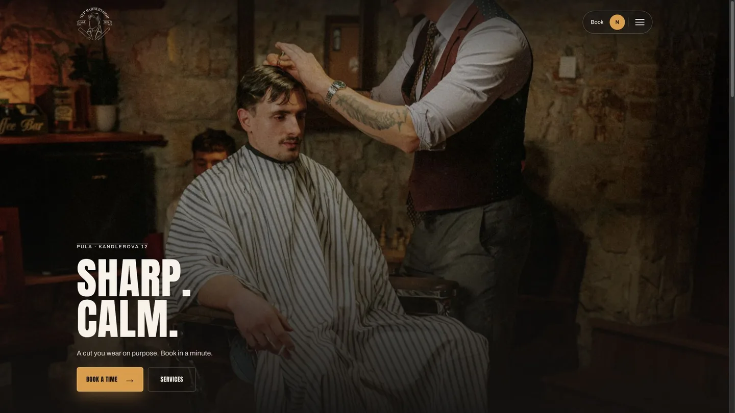 Il sito di Sep’s Barbershop: un barbiere al lavoro, titolo Sharp. Calm., con i pulsanti per prenotare e per i servizi